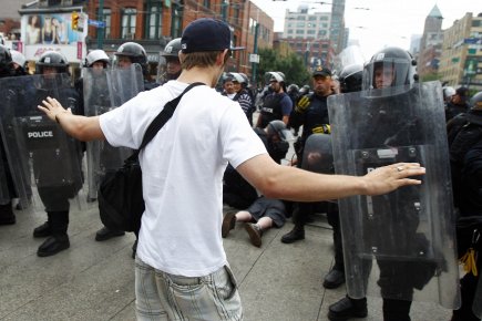 En justifiant l'intervention polici&egrave;re, la casse fabrique des... (PHOTO: CHRISTINNE MUSCHI, REUTERS)