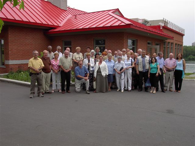 Bob Chartrand responsable de la prise de photo et de l'organisation de ce "get together"